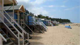 32.beach huts.jpg (638416 bytes)