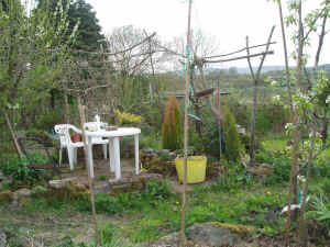 view to left from african hut.JPG (877183 bytes)