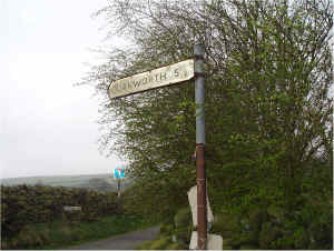 02.halfway up. Oakworth sign.jpg (235096 bytes)