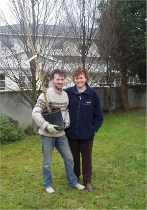 44.Johnny Heidi Tree.jpg (372231 bytes)