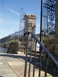 gates1.jpg (306972 bytes)