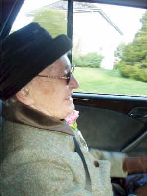 04.Mum in limo.jpg (139476 bytes)