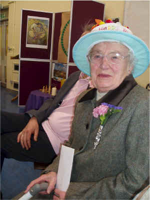 22.Look at me in the Birthday Hat.jpg (189877 bytes)
