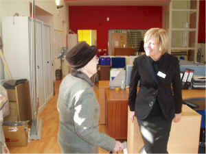 34.Housing Manager greets Mum.jpg (156737 bytes)