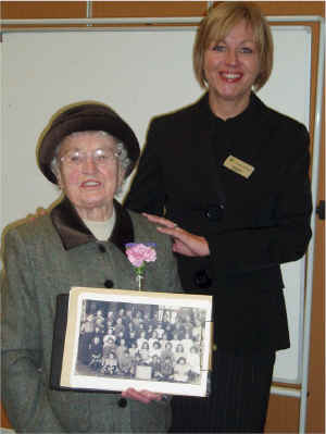 41.Mum poses with her old school photo in the hall where it was taken in 1924.jpg (166236 bytes)