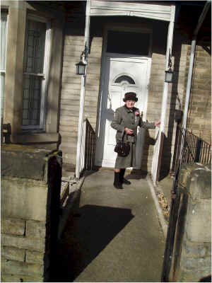 45.Mum at 1 Park Road Windhill.jpg (198125 bytes)
