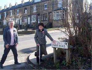 52.Mum with Park Road sign.jpg (296153 bytes)