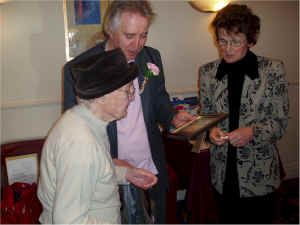 60.Hotel Manager congratulates Mum.jpg (162400 bytes)