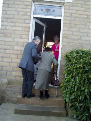 75.Going in by front door - whch we never used.jpg (190079 bytes)