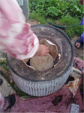 05chapati making.jpg (218010 bytes)