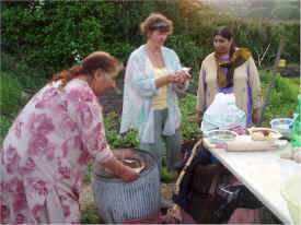 10chapati making.jpg (214723 bytes)